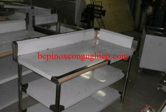 bàn inox để góc tường